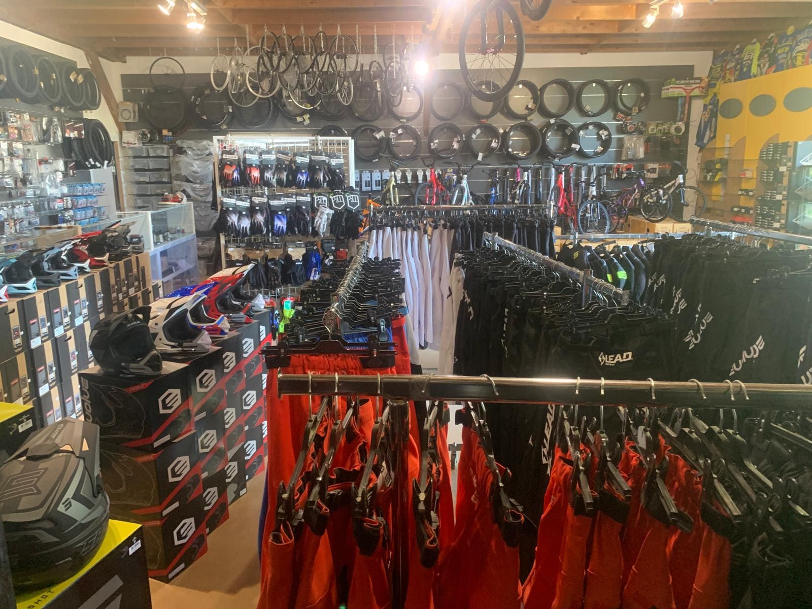 Intérieur du shop BMX Racing